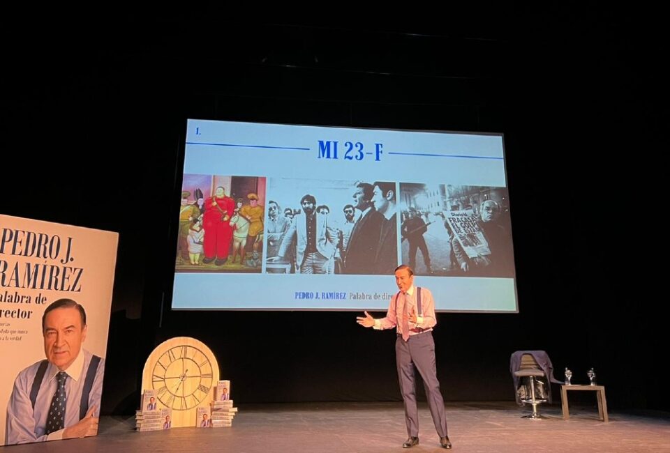 Pedro J. Ramírez presenta 'Palabra de director' en el Teatro Bellas Artes de Madrid.