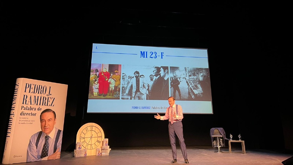 Pedro J. Ramírez presenta 'Palabra de director' en el Teatro Bellas Artes de Madrid.