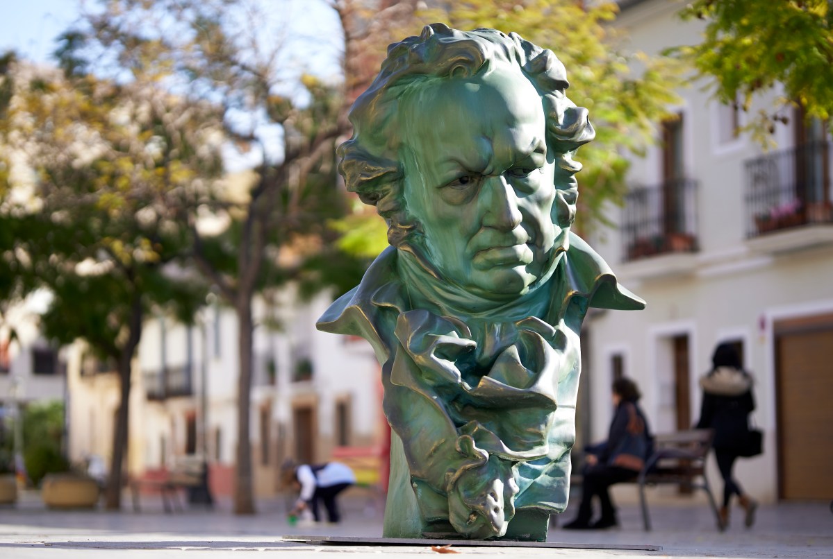 Una de las esculturas del 'cabezón' con las que la ciudad de Valencia ha decorado sus calles para el evento. (Manuel Queimadelos Alonso/Getty Images)