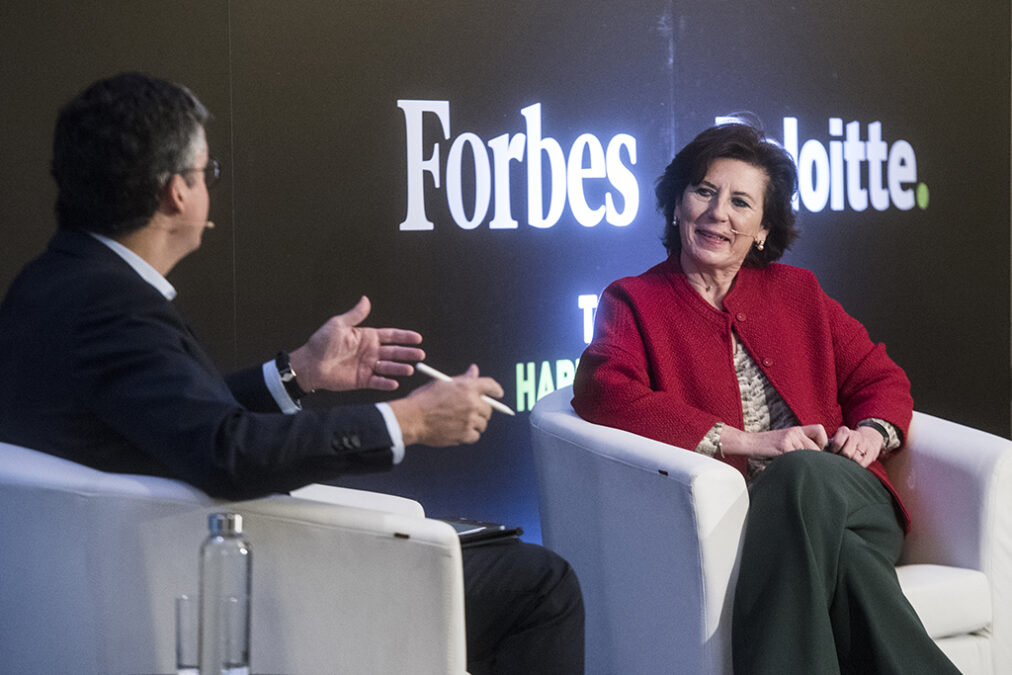 Joan Pere Salom, socio responsable de Human Capital de Deloitte España, charla con Helena Herrero, presidenta de HP para el Sur de Europa, durante 'TALENT TALK: Hablemos de talento y futuro'. (Foto: Luis Camacho)