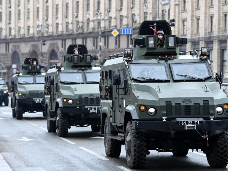 Los vehículos militares ucranianos pasan por la plaza de la Independencia en el centro de Kiev.