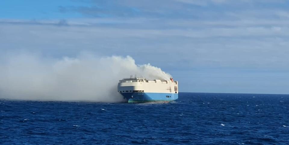 Un barco que transportaba coches de lujo se incendia en el Océano Atlántico