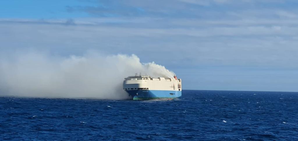 Un barco que transportaba coches de lujo se incendia en el Océano Atlántico