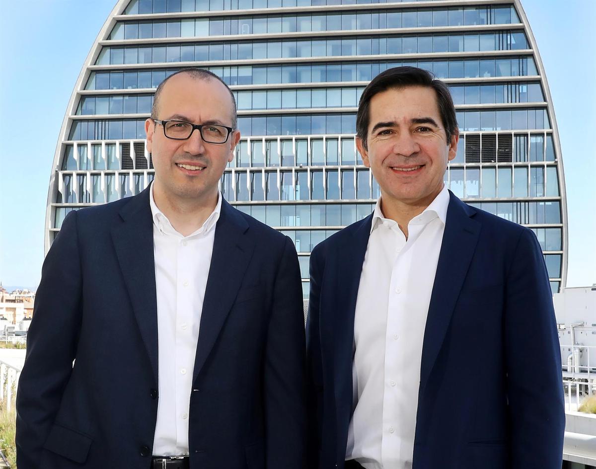 El consejero delegado de BBVA, Onur Genç, y el presidente del banco, Carlos Torres Vila, frente al edifico sede de BBVA en Madrid.
