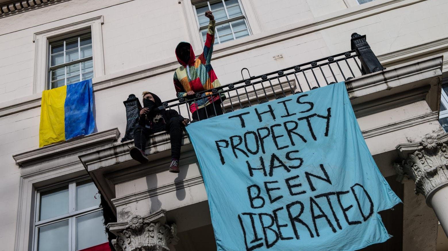 Manifestantes contra la guerra atacan las mansiones de los oligarcas rusos por la invasión de Ucrania