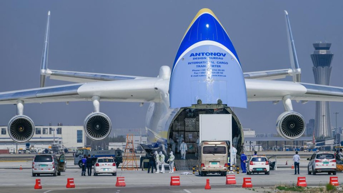 El An-225 vuela de Polonia a Tianjin para transportar 81,3 toneladas de materiales de prevención de epidemias el 13 de abril de 2020. (Foto: TPG/Getty Images)