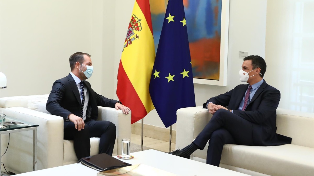 El presidente del Gobierno, Pedro Sánchez, durante su reunión con el vicepresidente de Meta, Javier Oliván. (Foto: Presidencia)