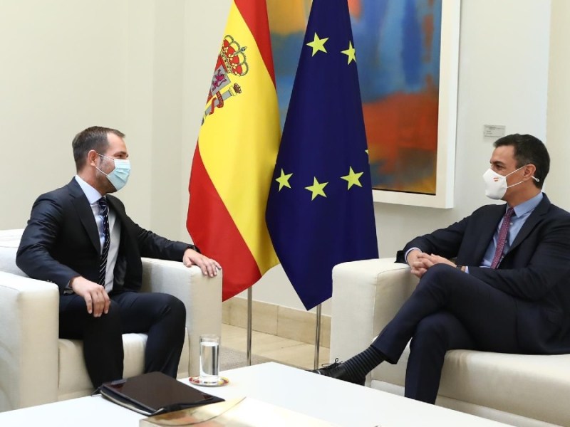 El presidente del Gobierno, Pedro Sánchez, durante su reunión con el vicepresidente de Meta, Javier Oliván. (Foto: Presidencia)