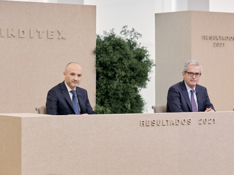 Óscar García Maceiras y Pablo Isla, CEO y presidente de Inditex, respectivamente, durante la presentación de los resultados del ejercicio fiscal 2021-2022 de la empresa textil. (Foto: Inditex)