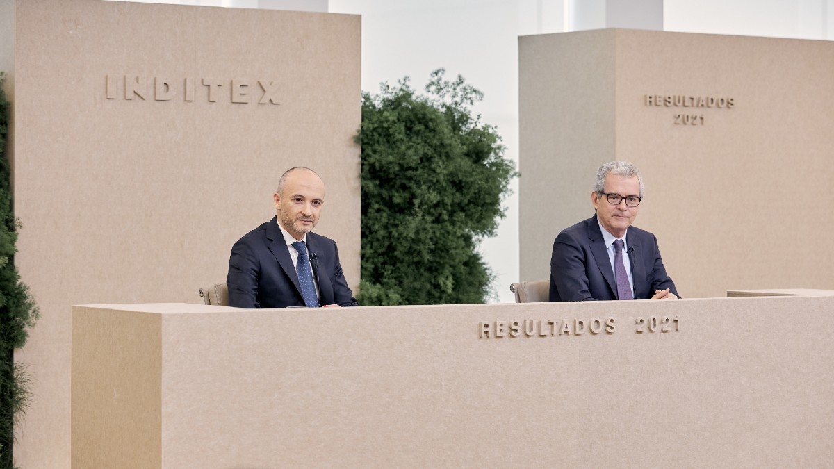 Óscar García Maceiras y Pablo Isla, CEO y presidente de Inditex, respectivamente, durante la presentación de los resultados del ejercicio fiscal 2021-2022 de la empresa textil. (Foto: Inditex)