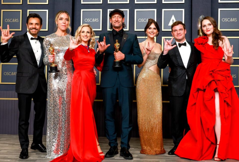 ‘CODA’ se impone como Mejor Película en una gala de los Oscar forzada (y con puñetazo)