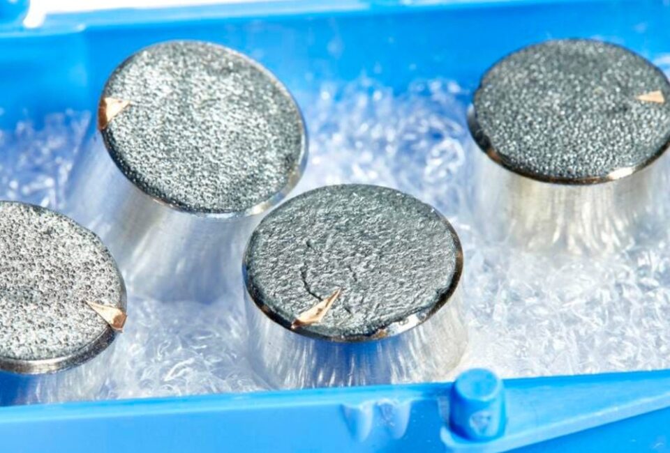 Sale a subasta el polvo lunar que trajo Armstrong en el Apolo 11