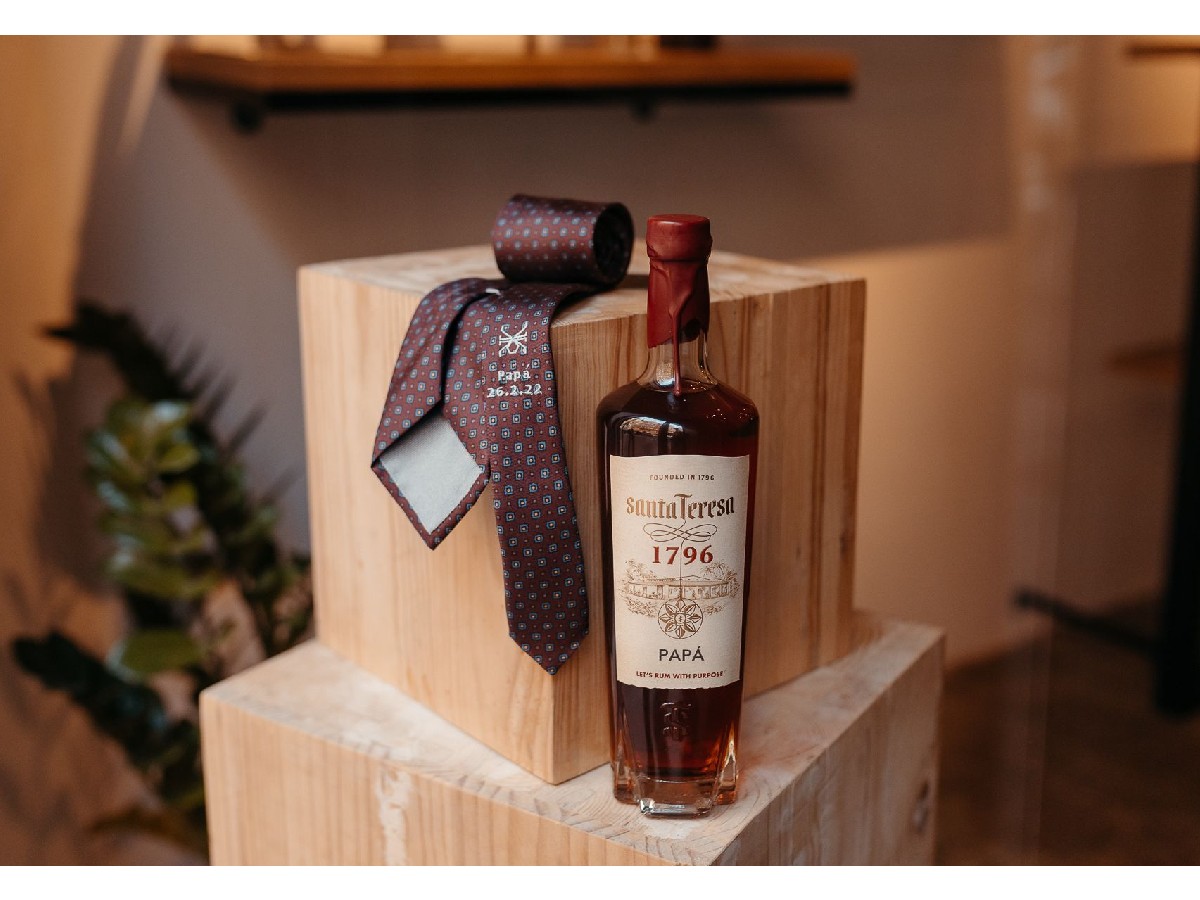 Pack que incluye una botella del Ron Super Premium Santa Teresa 1796 y una corbata de The Seëlk. (Precio 87 euros)