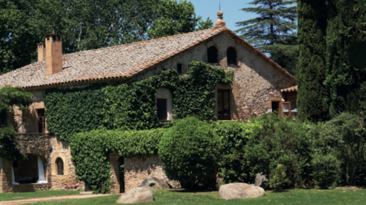 El lujo de alojarse en una masía en el corazón del Baix Empordà