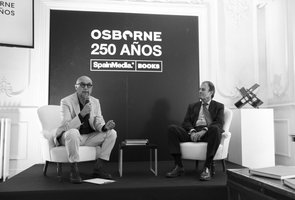 Así fue la presentación del libro que celebra el 250 aniversario de Osborne