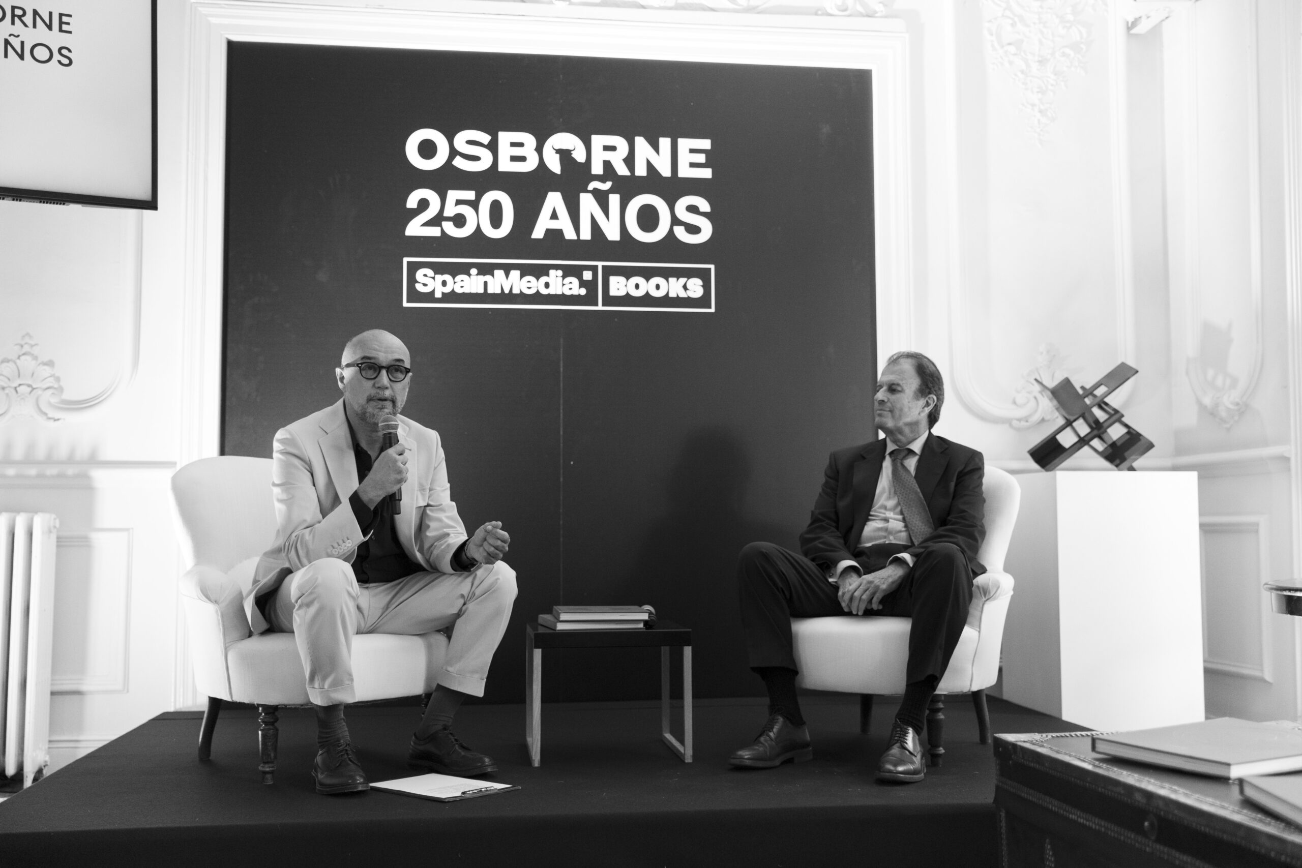 Así fue la presentación del libro que celebra el 250 aniversario de Osborne