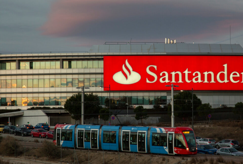 Santander, «líder mundial» en financiación renovable con un importe de 2.400 millones de euros en el primer semestre