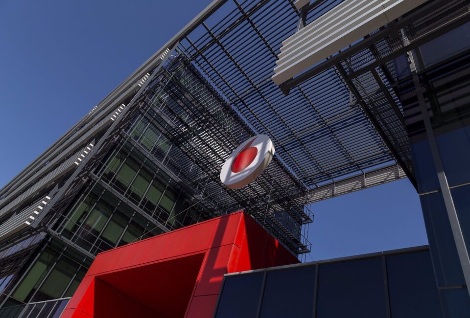 Vodafone España reduce un 3% sus ingresos por servicio entre abril y junio