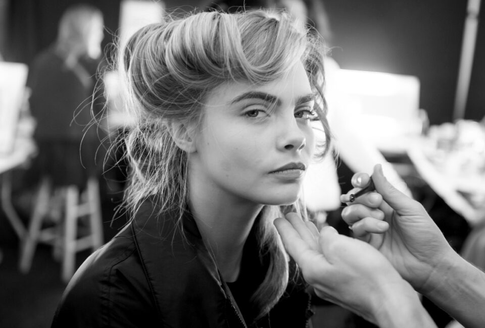 Por qué Cara Delevingne es la Charles Chaplin de la pasarela