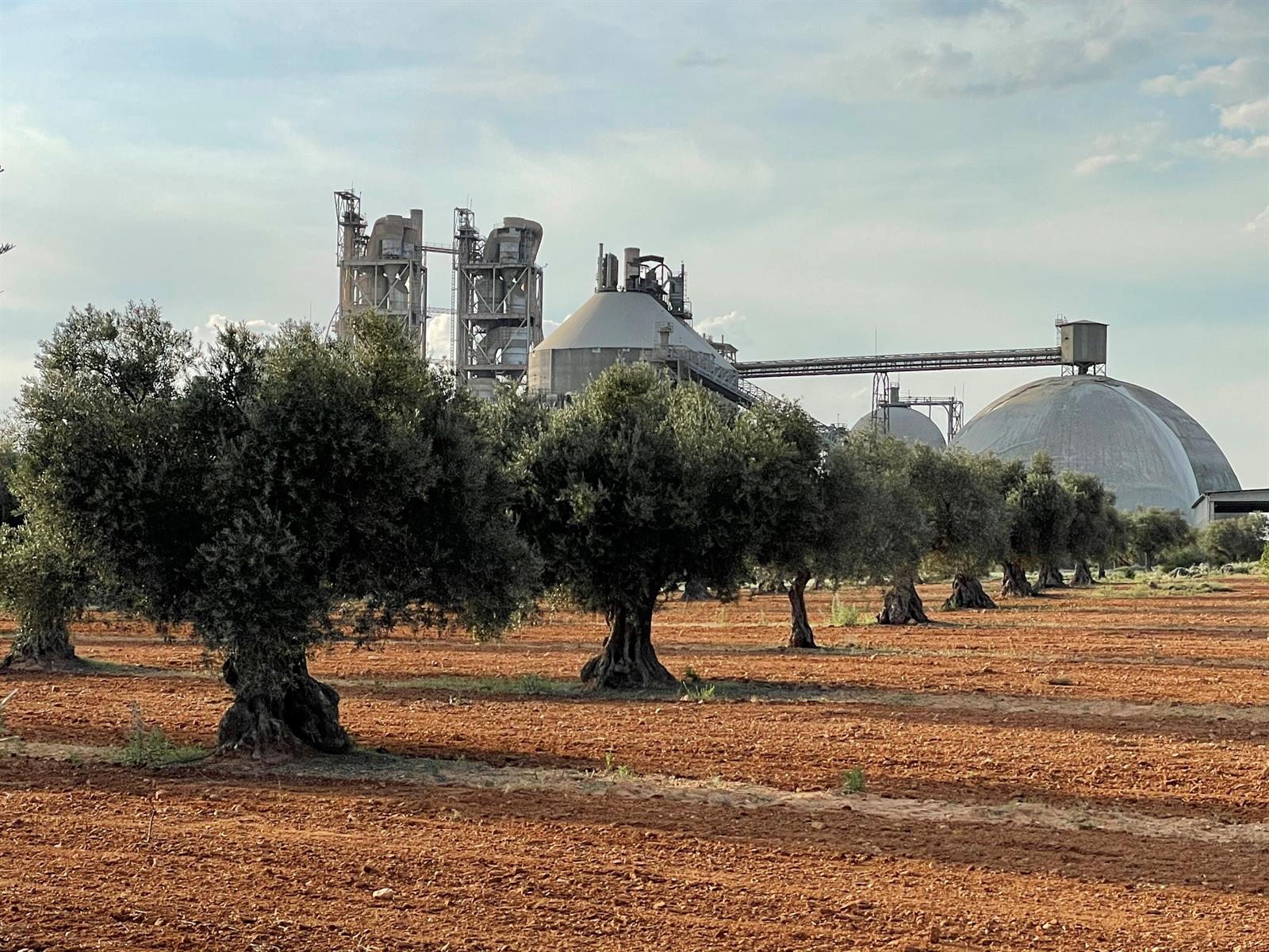 El consumo de cemento acumula seis meses de caídas y confirma la desaceleración en la construcción