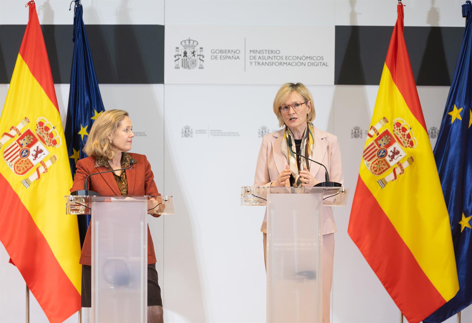 Calviño valora la voluntad de la banca de adherirse a las medidas hipotecarias y «arrimar el hombro»