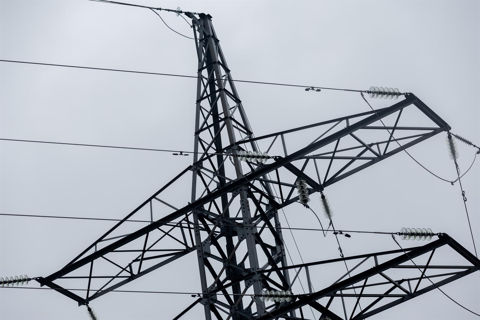 El precio de la luz cae este jueves un 0,77%, hasta los 205,85 euros/MWh