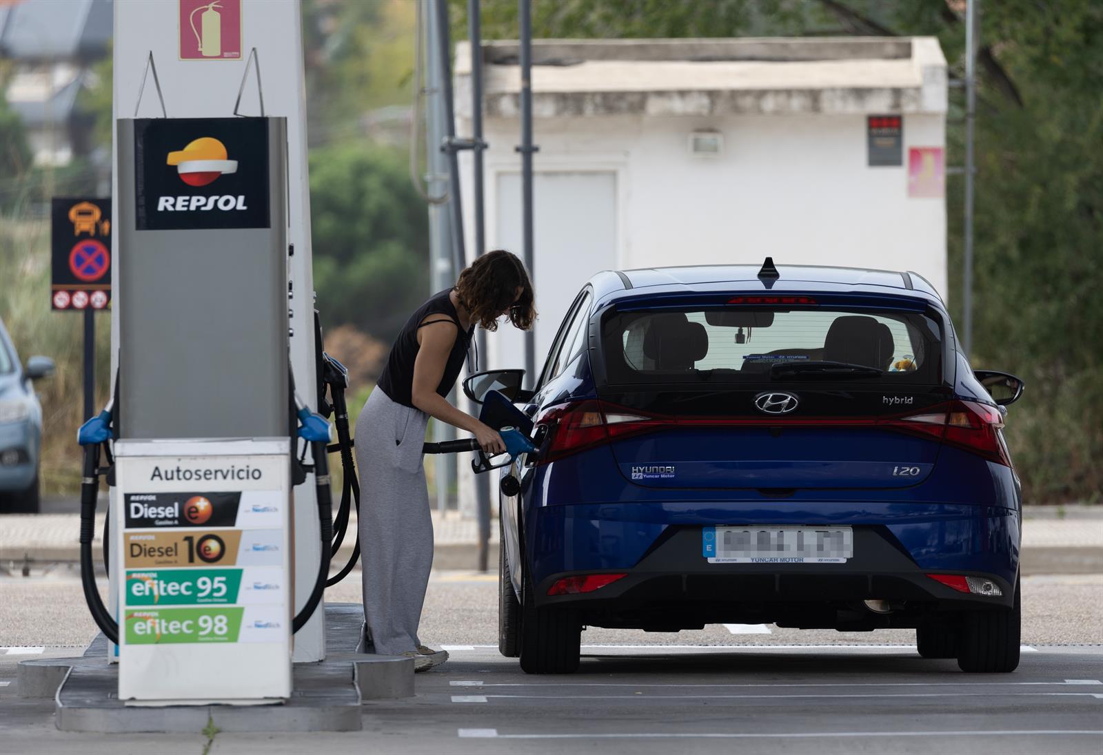 El consumo de combustibles de automoción en España cae un 4,6% en octubre