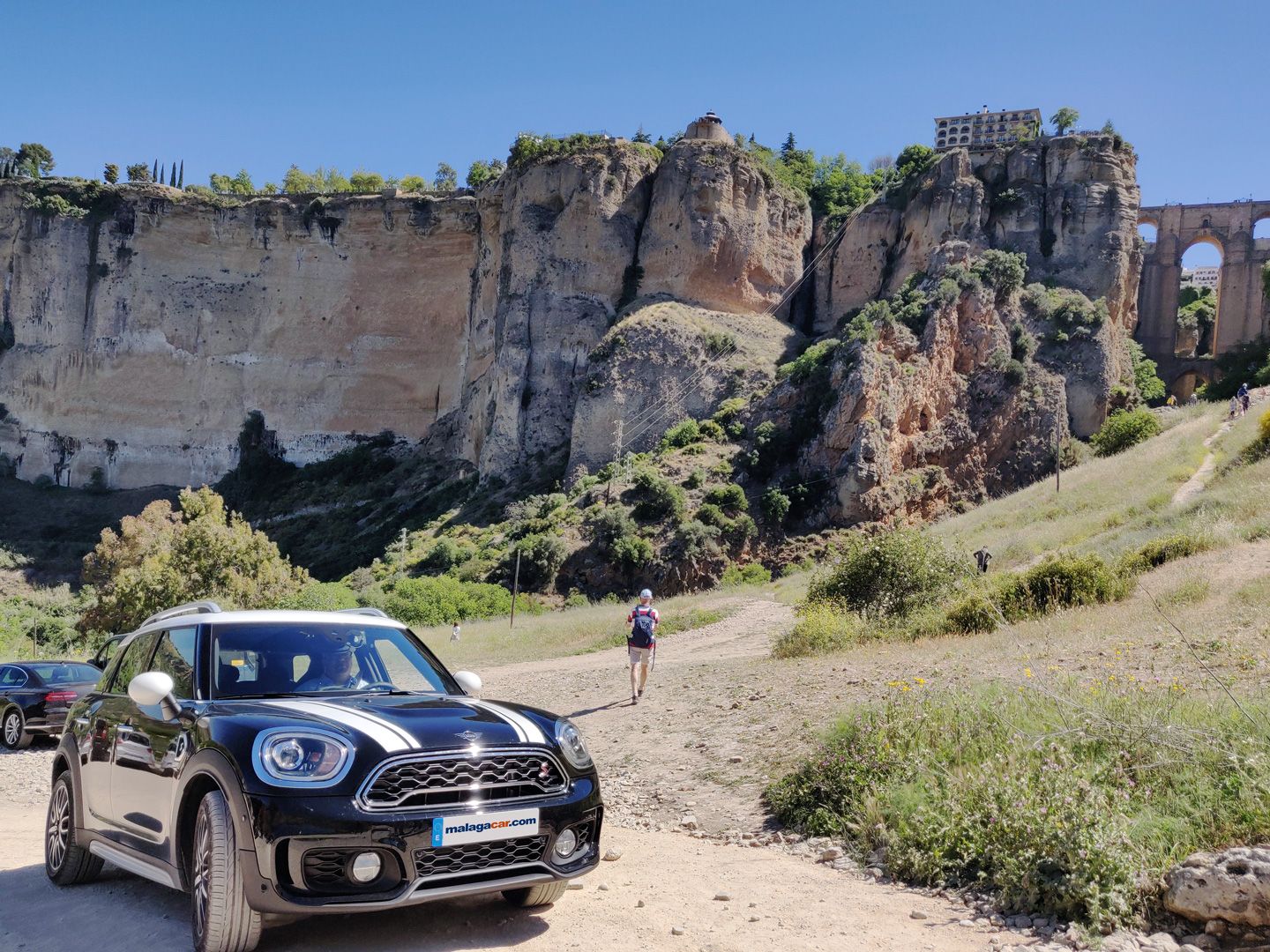 Malagacar.com amplía su flota con coches eléctricos en Málaga y motos ¿Cuál alquilar?