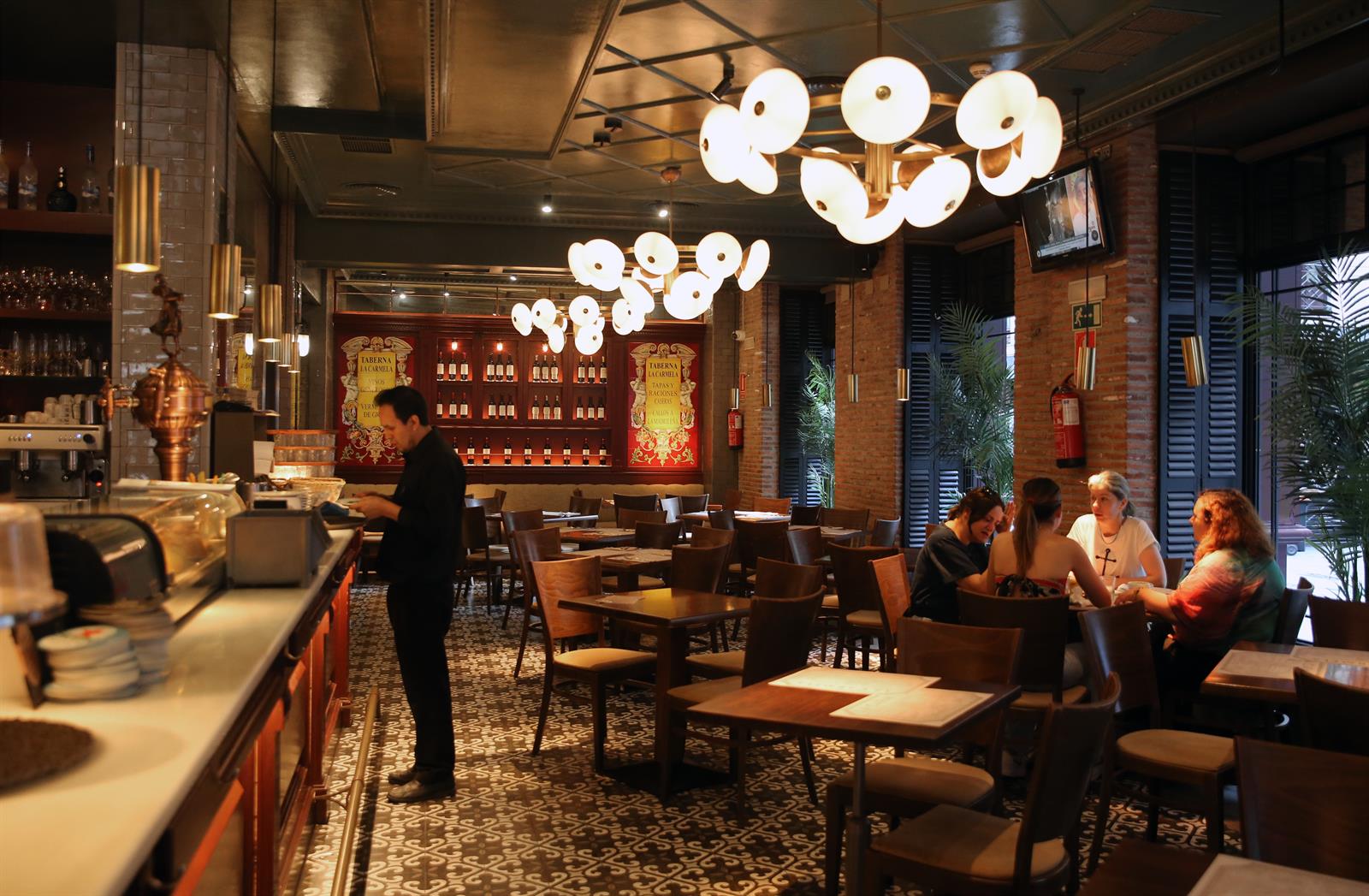 El 78% de los españoles saldrá a cenar tres veces en Navidad, gastando entre 25 a 50 euros en cada celebración