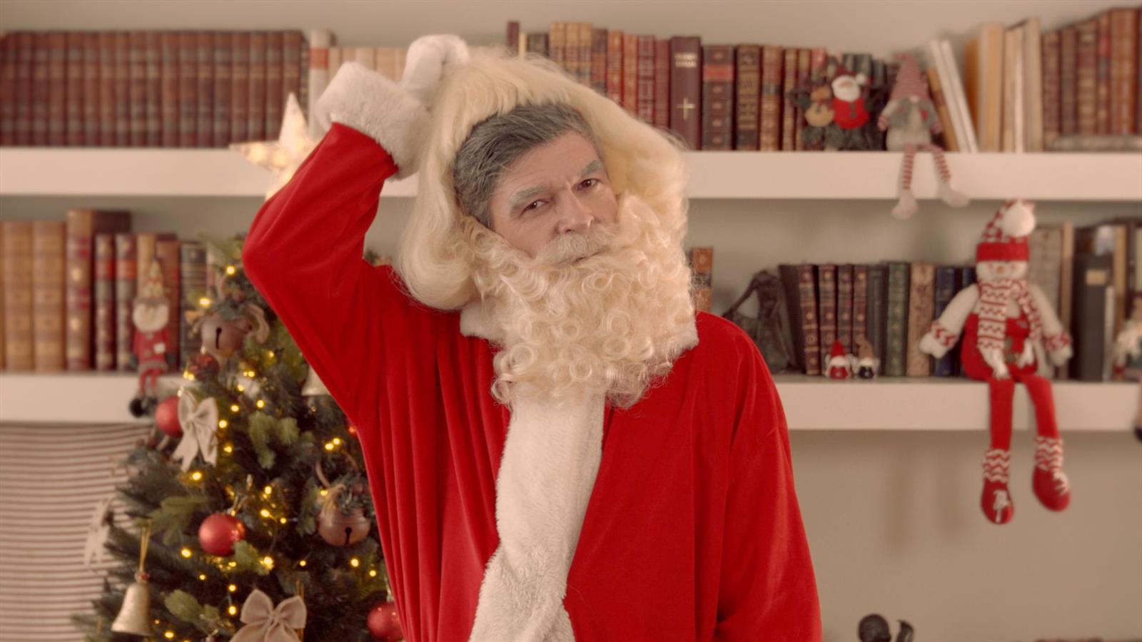 Nacho Guerreros «suplanta a Papá Noel» para advertir que las falsificaciones solo pueden decepcionar