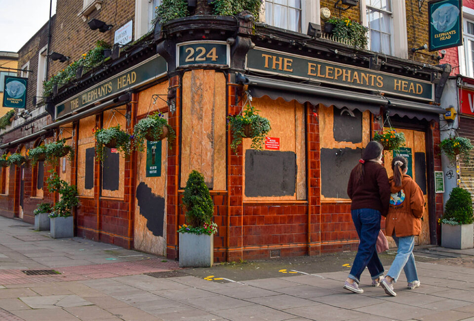 ¿Sabías que la subida de la luz está obligando a cerrar pubs en Inglaterra?