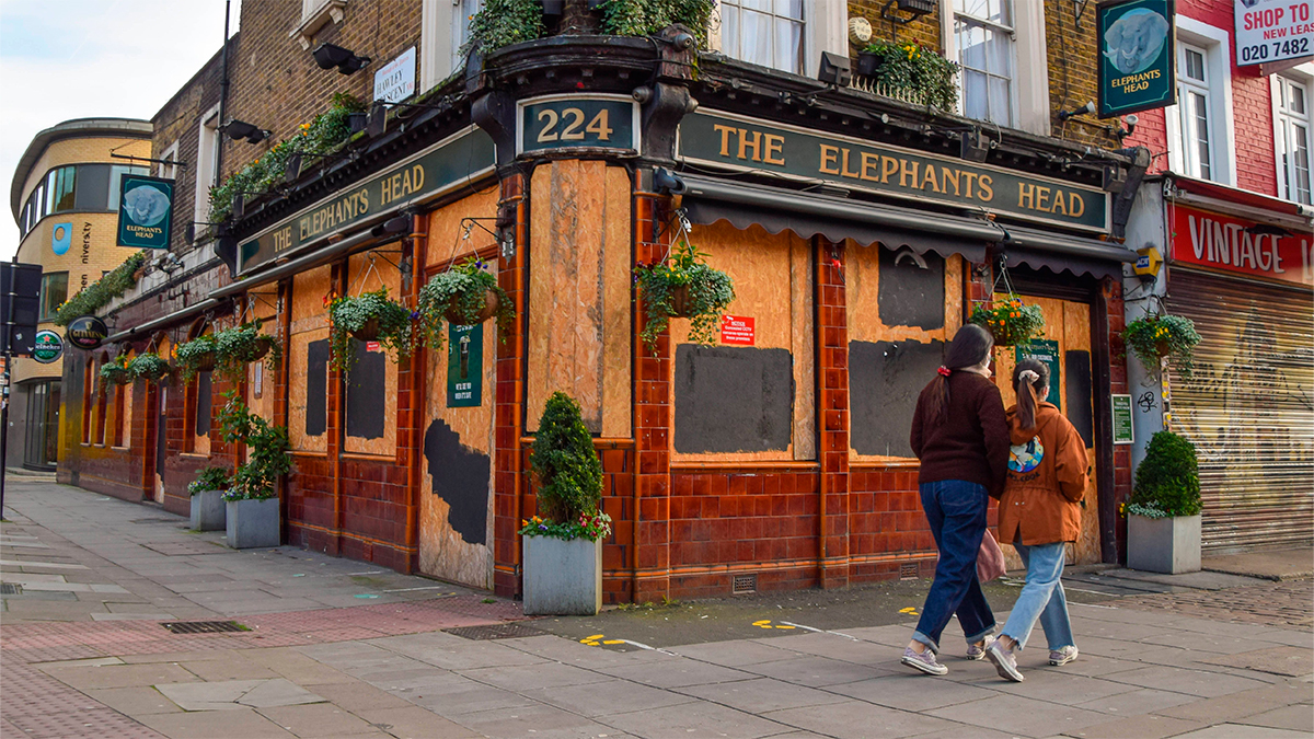 ¿Sabías que la subida de la luz está obligando a cerrar pubs en Inglaterra?