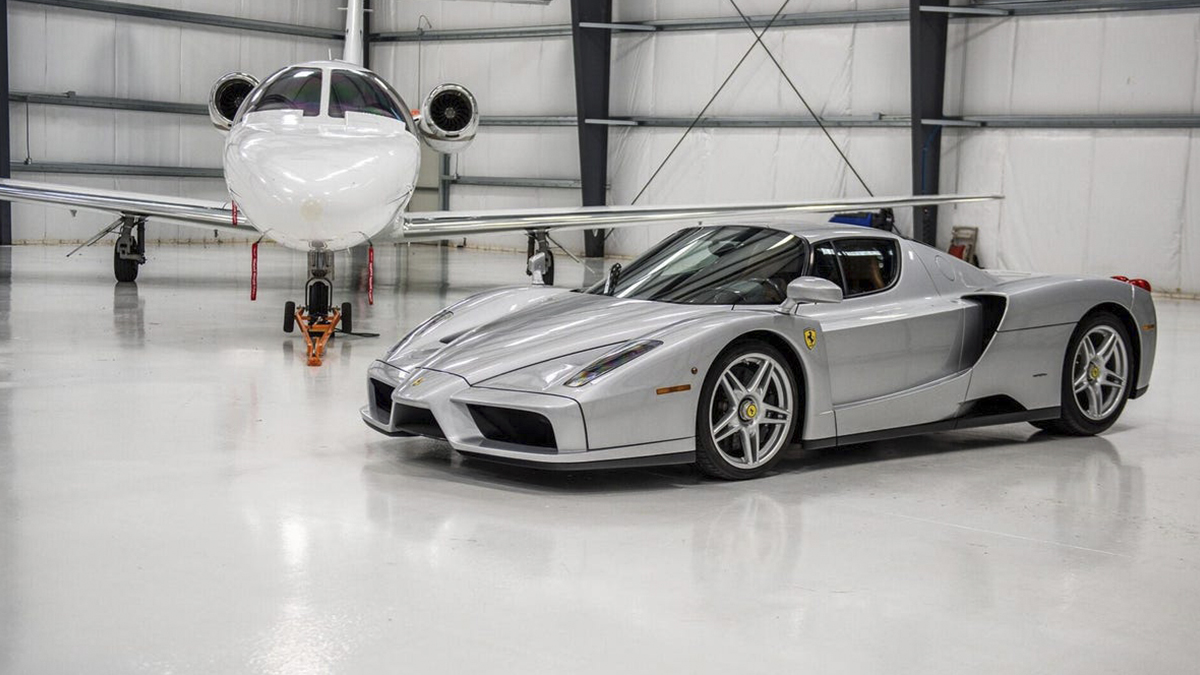El Ferrari Enzo plateado ‘en su envoltorio’ podría batir un récord en subasta