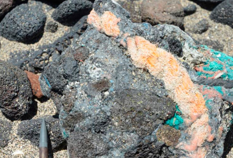 Un grupo de científicos descubre rocas hechas de plástico en una isla remota