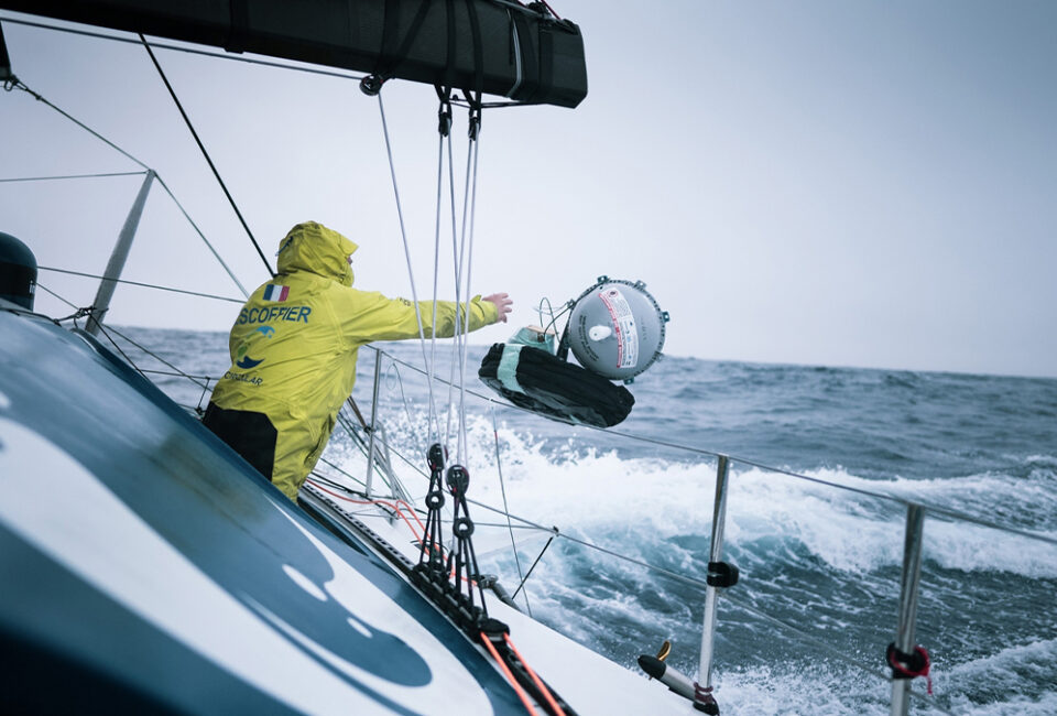 El patrón del Team Holcim, Kevin Escoffier, durante el despliegue de la boya de superficie. Foto: The Ocean Race