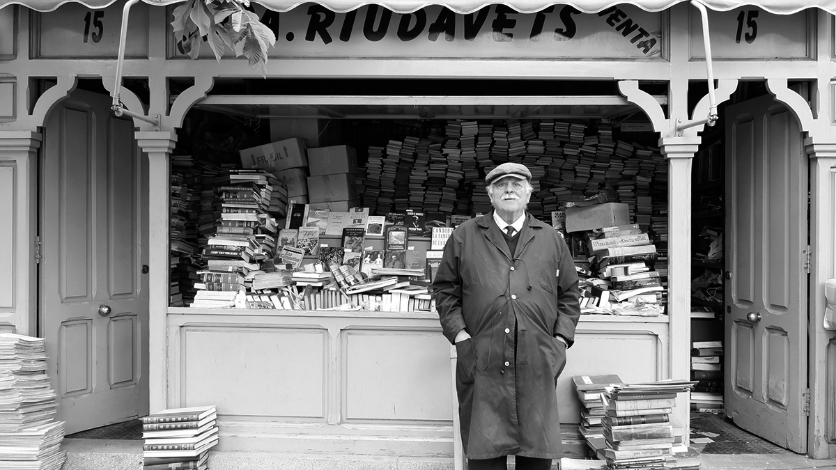 Hombre del día: Alfonso Riudavets, histórico librero de la Cuesta de Moyano