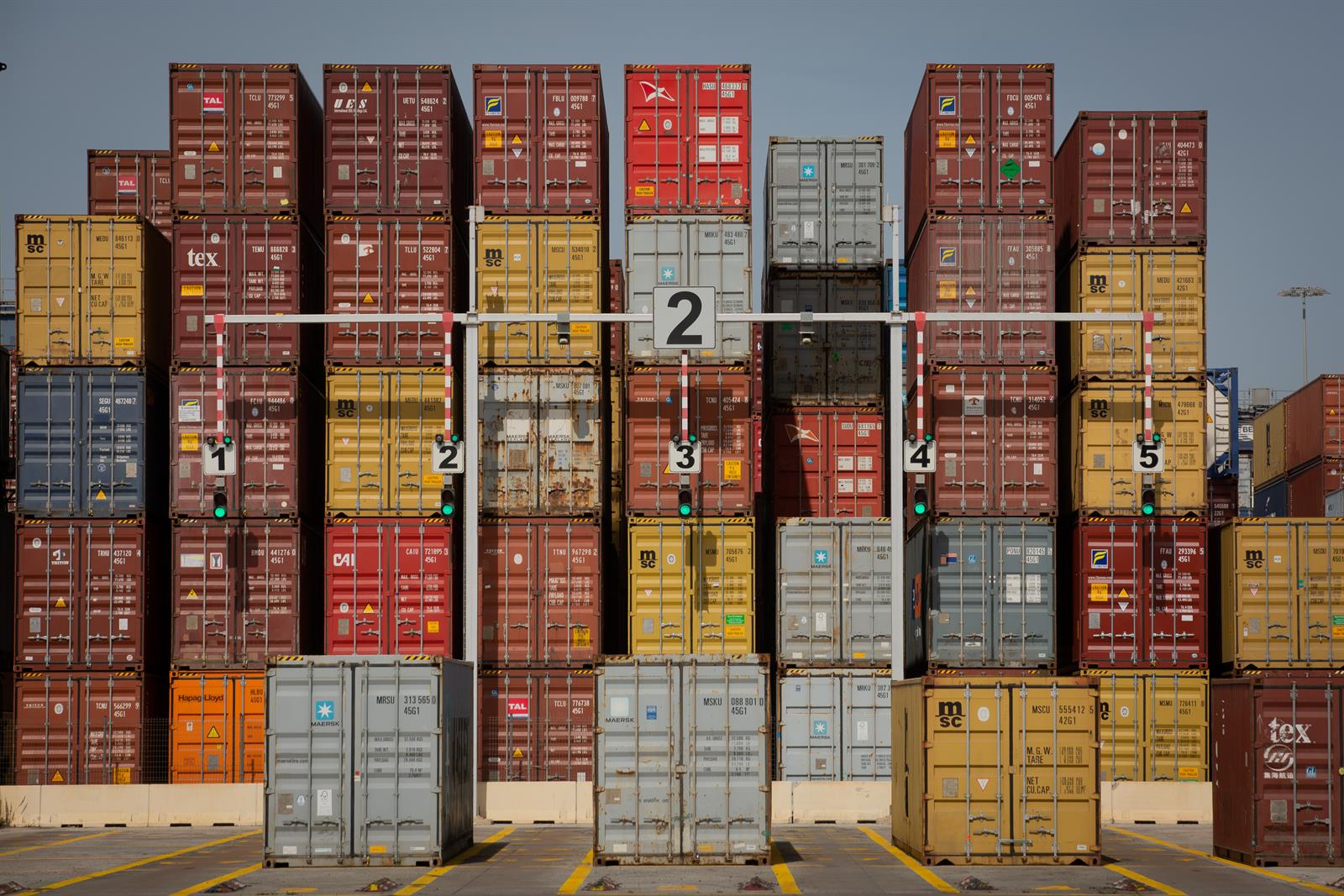 El déficit comercial cae más de un 40% hasta febrero y las exportaciones alcanzan cifras récord