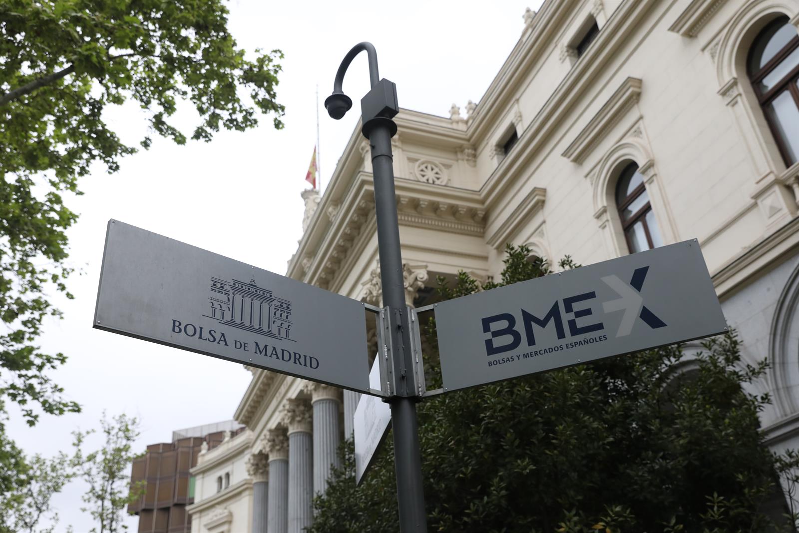 El Ibex 35 pierde más de un 0,6% en la apertura lastrado por la banca y se despide de los 9.400 puntos