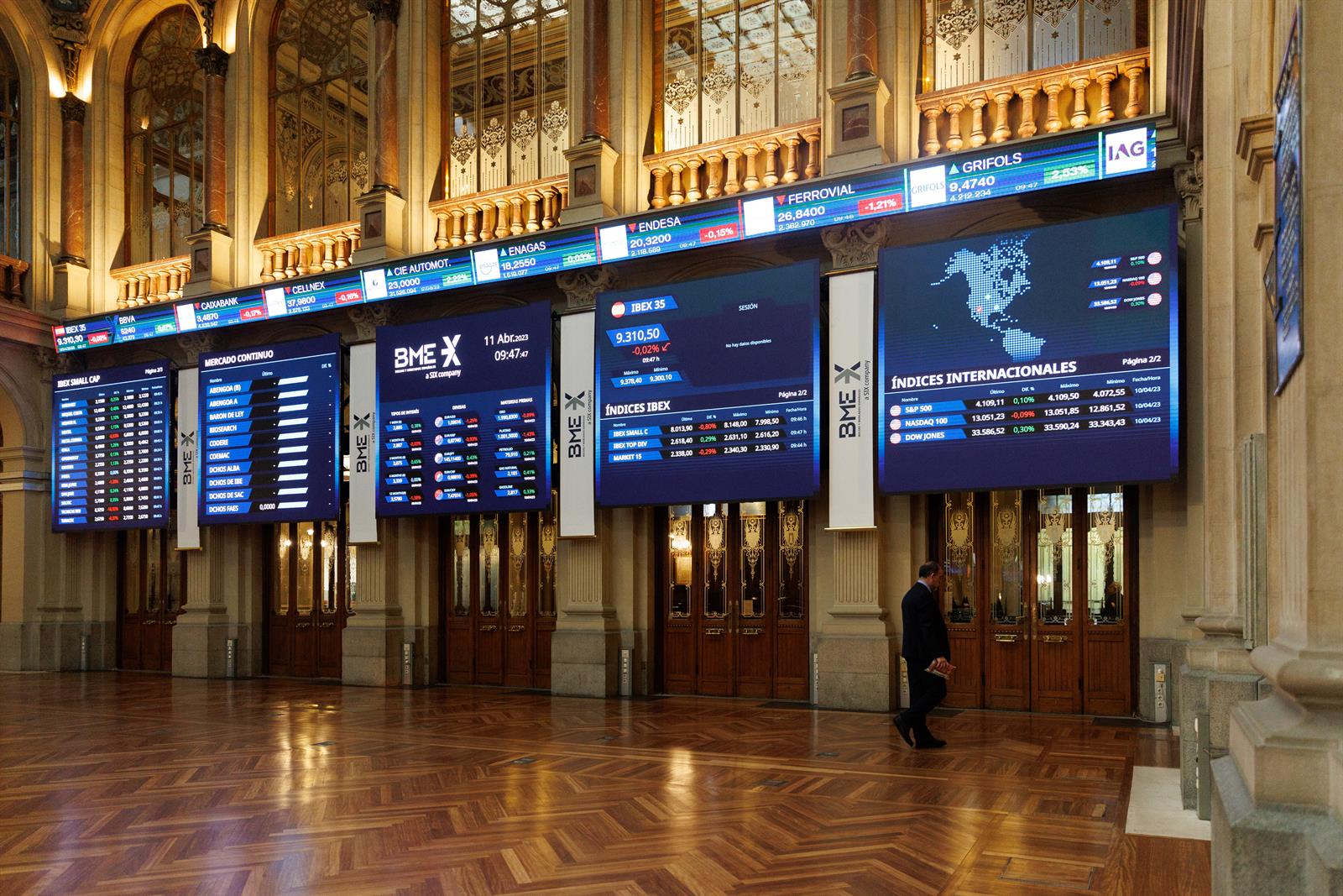 El Ibex 35 cae un 1,2% en la media sesión con Santander (-5,22%) como ‘farolillo rojo’ tras presentar cuentas