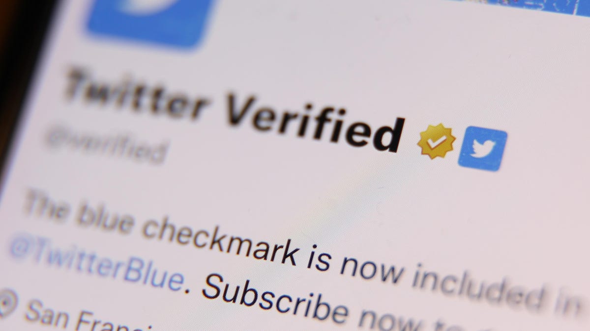 Twitter restablece las marcas azules para muchas cuentas de alto perfil, pero algunos famosos no las quieren