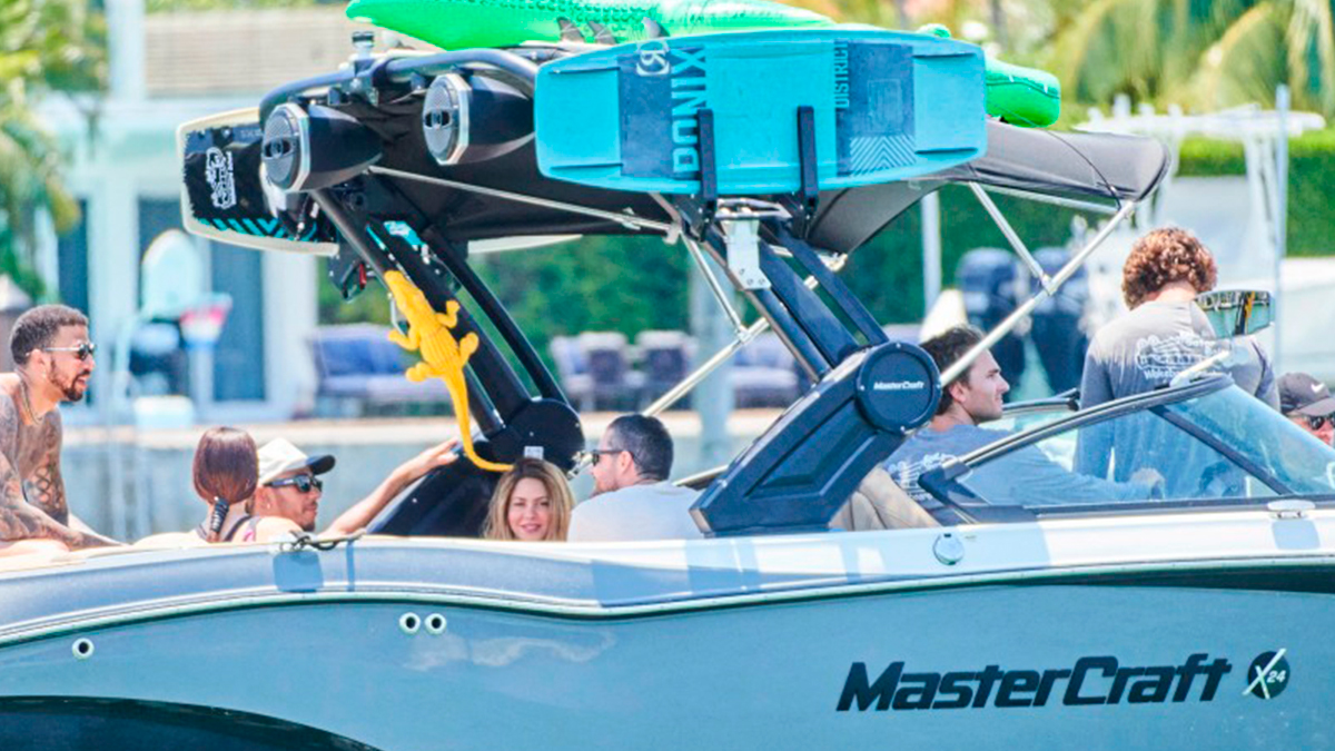 Así es el MasterCraft X24 de 200.000 euros en el que navegan juntos Shakira y Hamilton