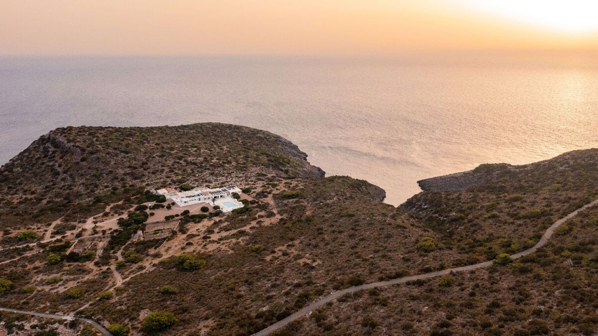 Esta es la isla privada con una villa de lujo que puedes alquilar este verano (y está en España)