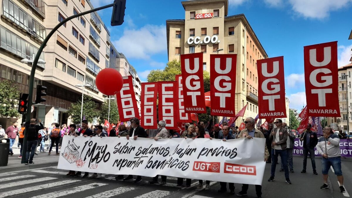 CCOO y UGT se manifiestan en Pamplona reivindicando subida de salarios ...