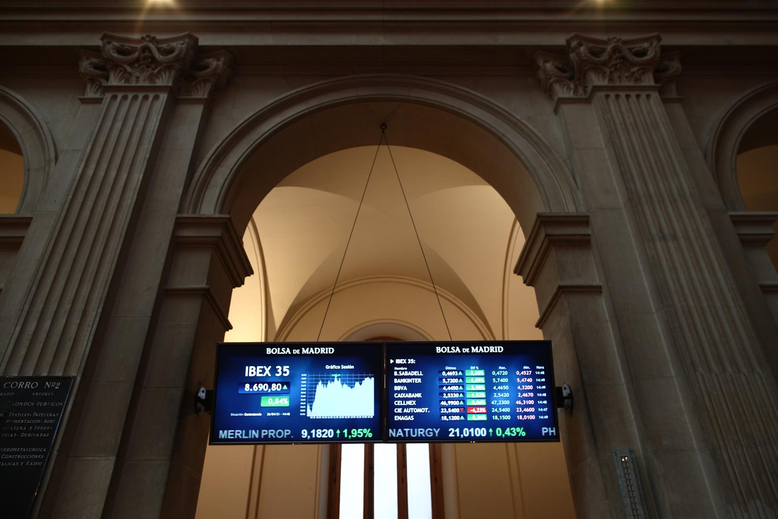 La bolsa española negocia en abril un 25,3% menos, hasta 27.500 millones