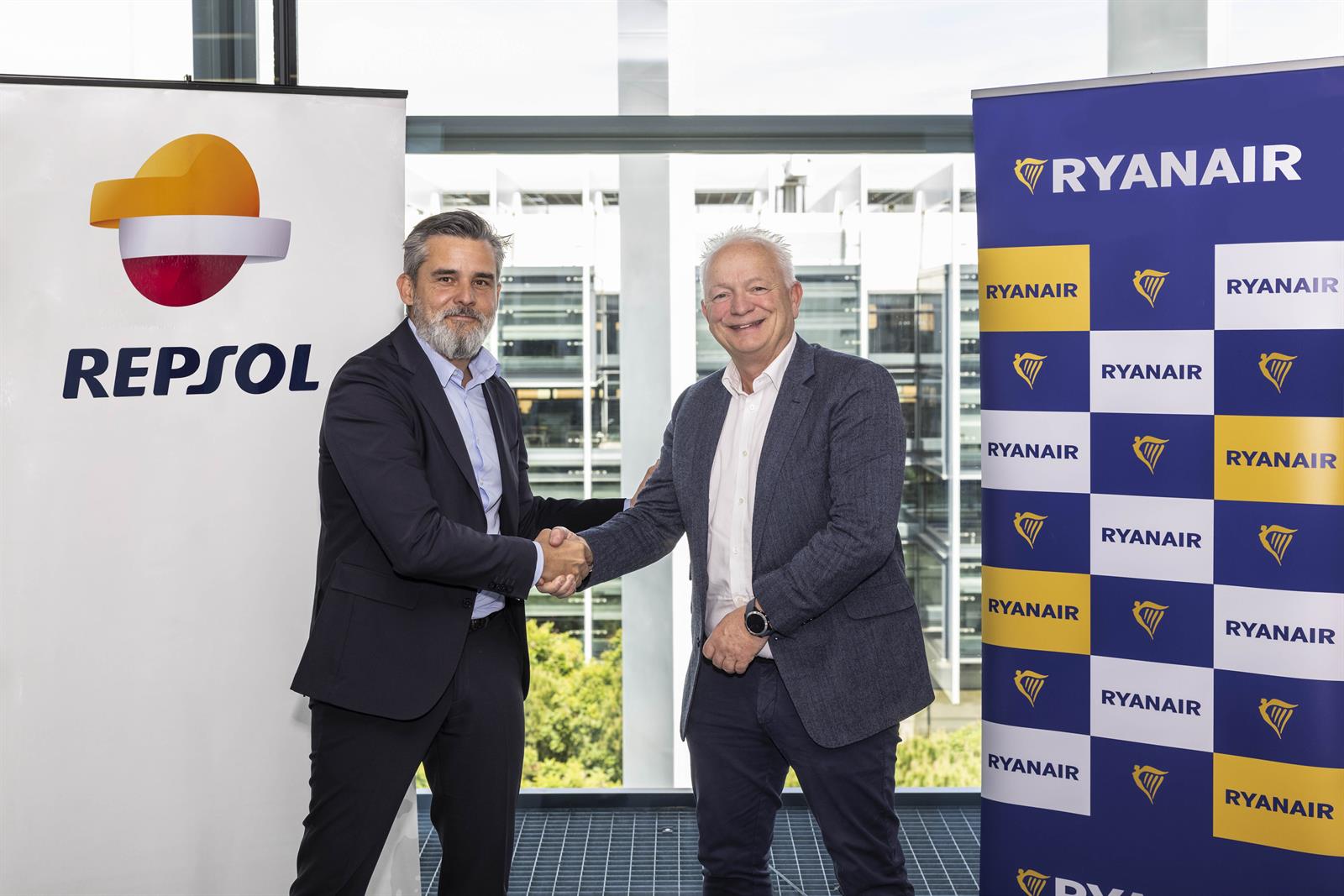 Repsol sella con Ryanair una nueva alianza para impulsar los combustibles renovables en el sector aéreo