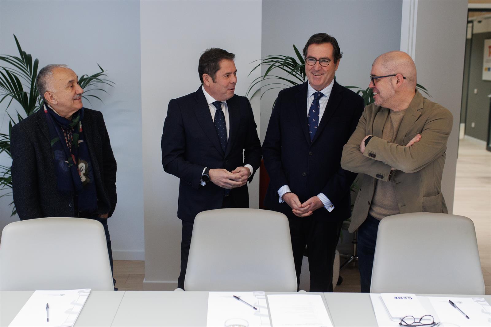 CCOO, UGT, CEOE y Cepyme firman el acuerdo que permitirá subir salarios un 10% hasta 2025