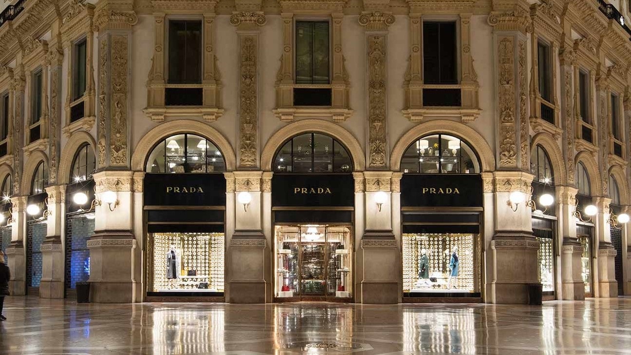 Prada supera los 1.000 millones en ventas hasta marzo por el tirón de la demanda en China y Europa