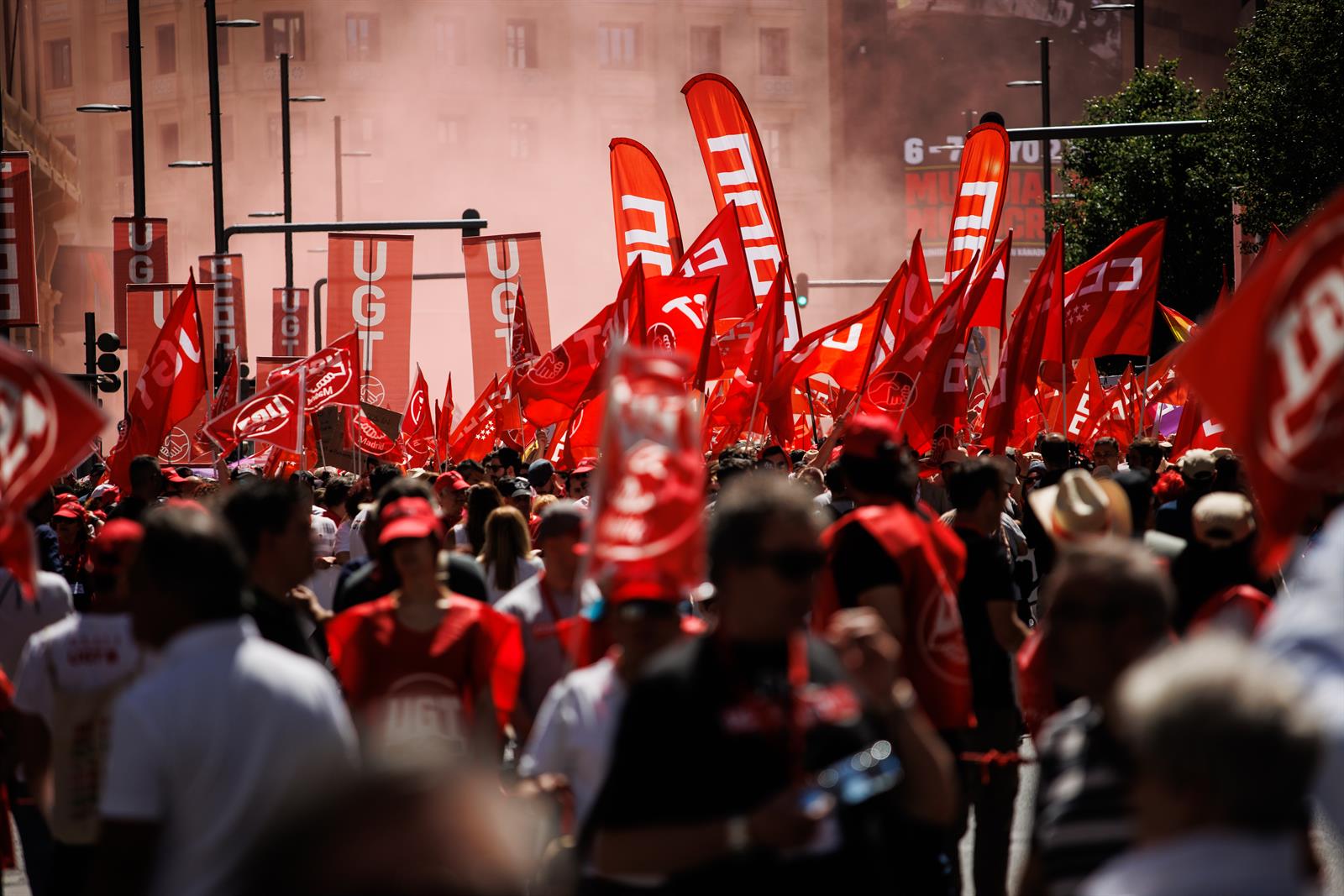 CCOO y UGT firman el convenio colectivo de establecimientos de crédito con una alza salarial del 4%