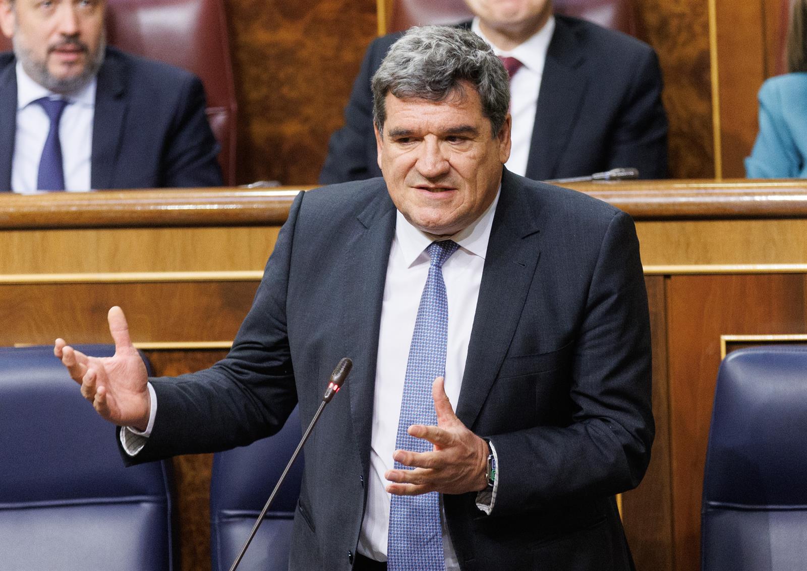 Escrivá plantea reducir las exigencias para que los extranjeros se incorporen al mercado laboral español