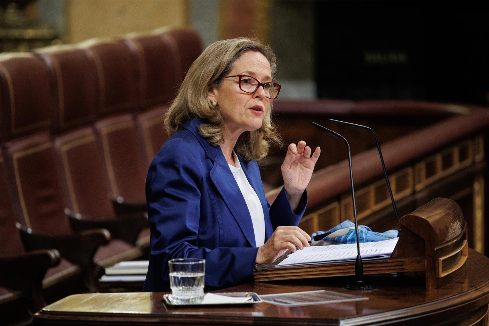 Calviño dice que el Gobierno estará «vigilante» con el IPC, pero que las ayudas se tienen que «ir retirando»